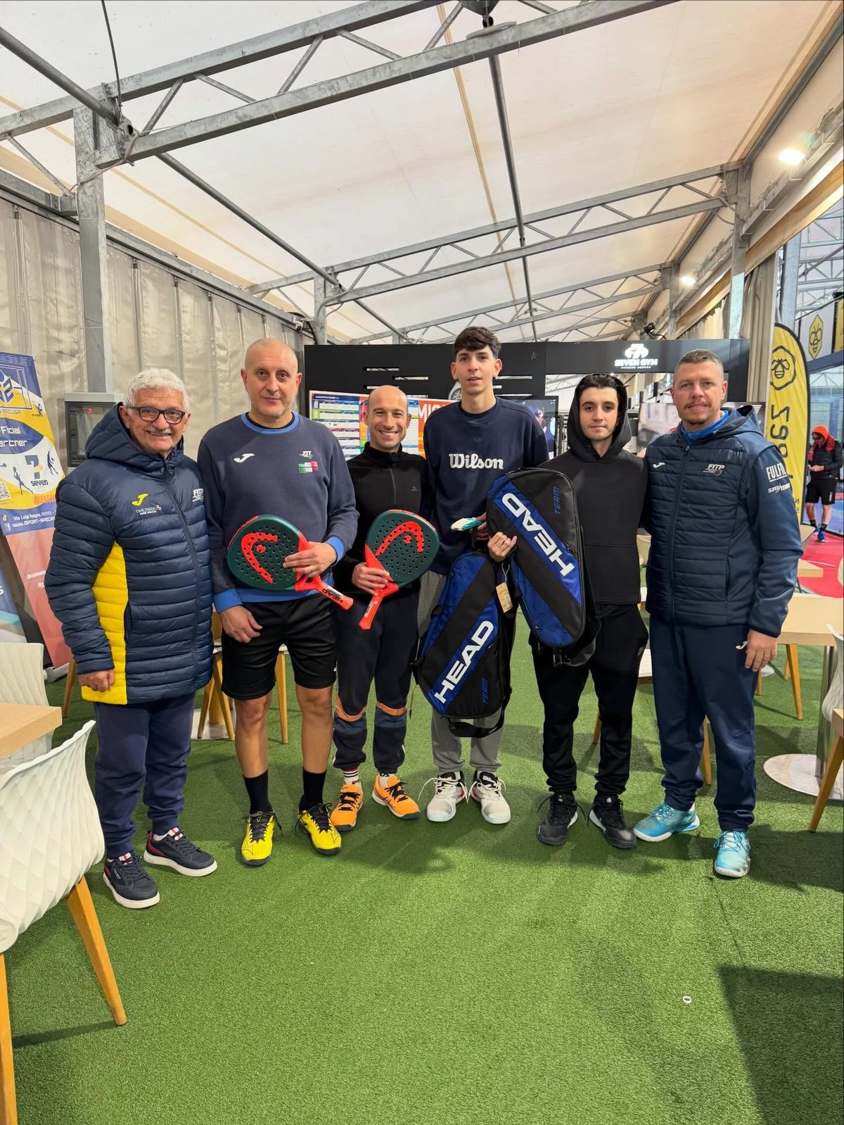 Consegna del materiale tecnico con lo staff FITP